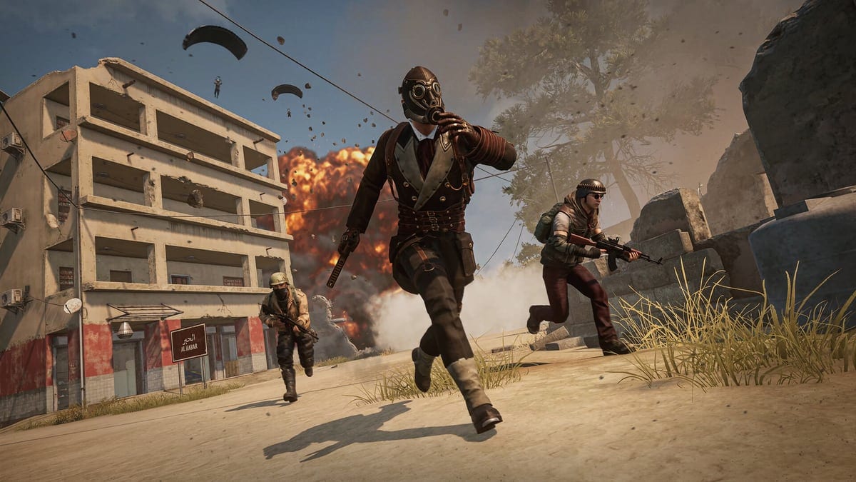 PUBGの実際のゲーム画面 — 爆発の中を3人で突入する交戦シーン