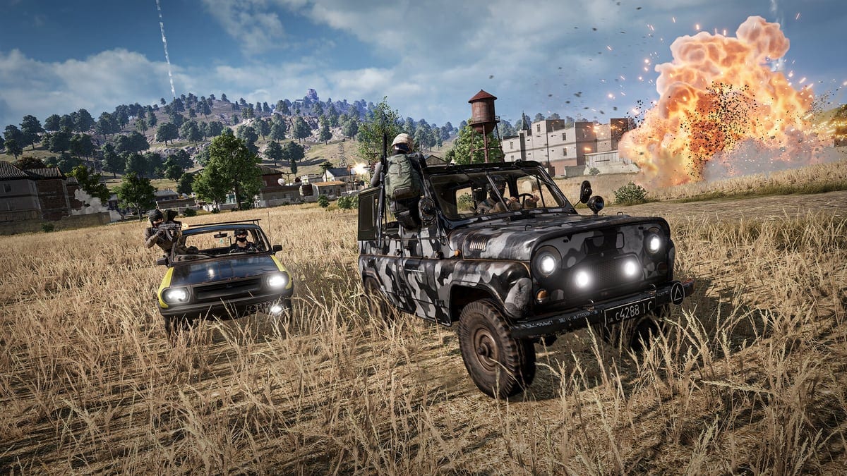PUBGの実際のゲーム画面 — 車両2台で移動しながら射撃するスクワッド