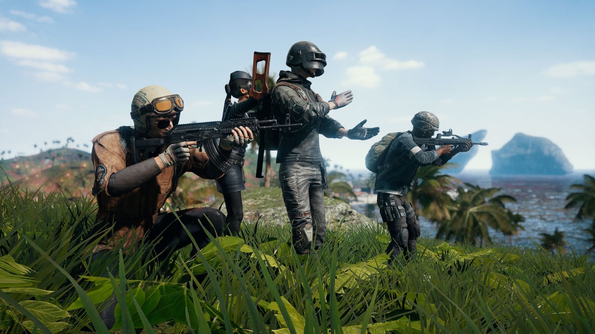 PUBGのSanhokで部隊が交戦する場面
