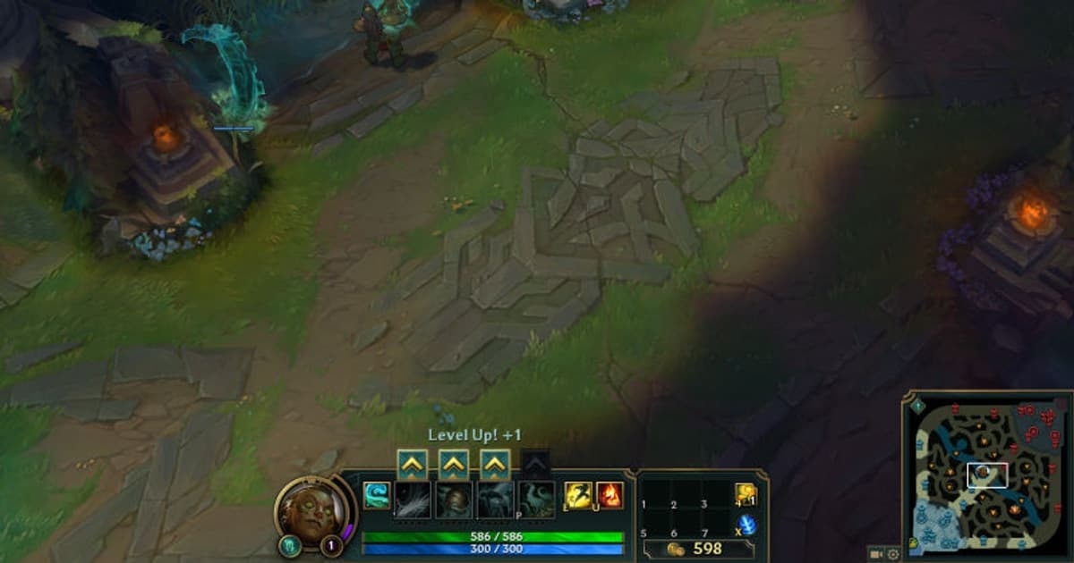 League of Legends Summoner's Rift gameplay with the in-game HUD and minimap visible