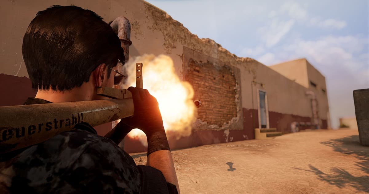 建物内の交戦でピストルを発砲するPUBGの三人称ゲーム画面