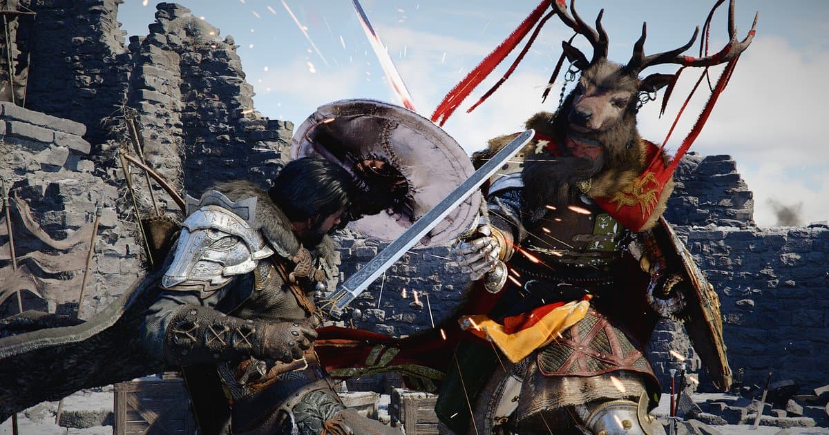 Offizieller Crimson-Desert-Screenshot: Kliff kämpft in einer verfallenen Steinfestung gegen einen Boss mit Hirschkopfhelm, Funken sprühen