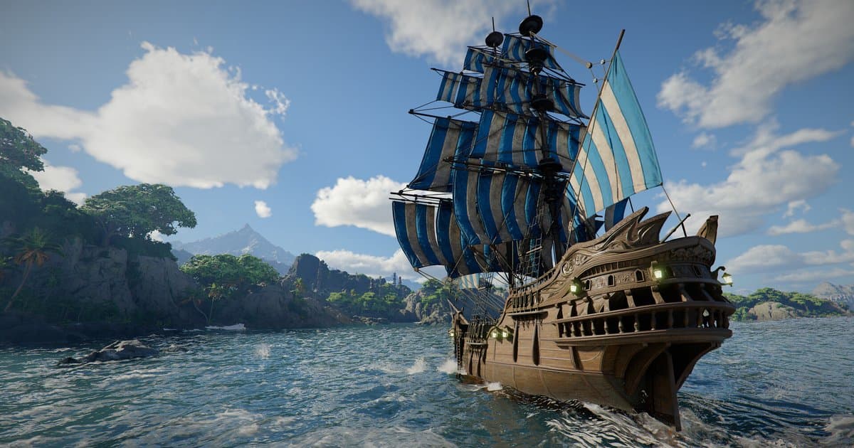 붉은사막 미지의 여정 DLC 공식 스크린샷: 파란 줄무늬 돛을 단 범선이 야자수가 자란 바위섬 옆 바다를 항해하는 장면