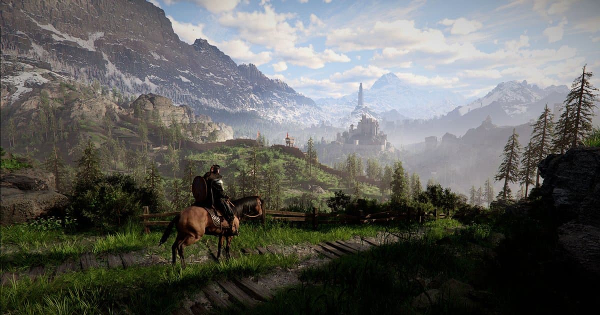 Offizieller Crimson-Desert-Screenshot: Kliff zu Pferd auf einem Hangpfad, mit Blick über ein weites Tal mit Burg und hohem Turm unter verschneiten Gipfeln
