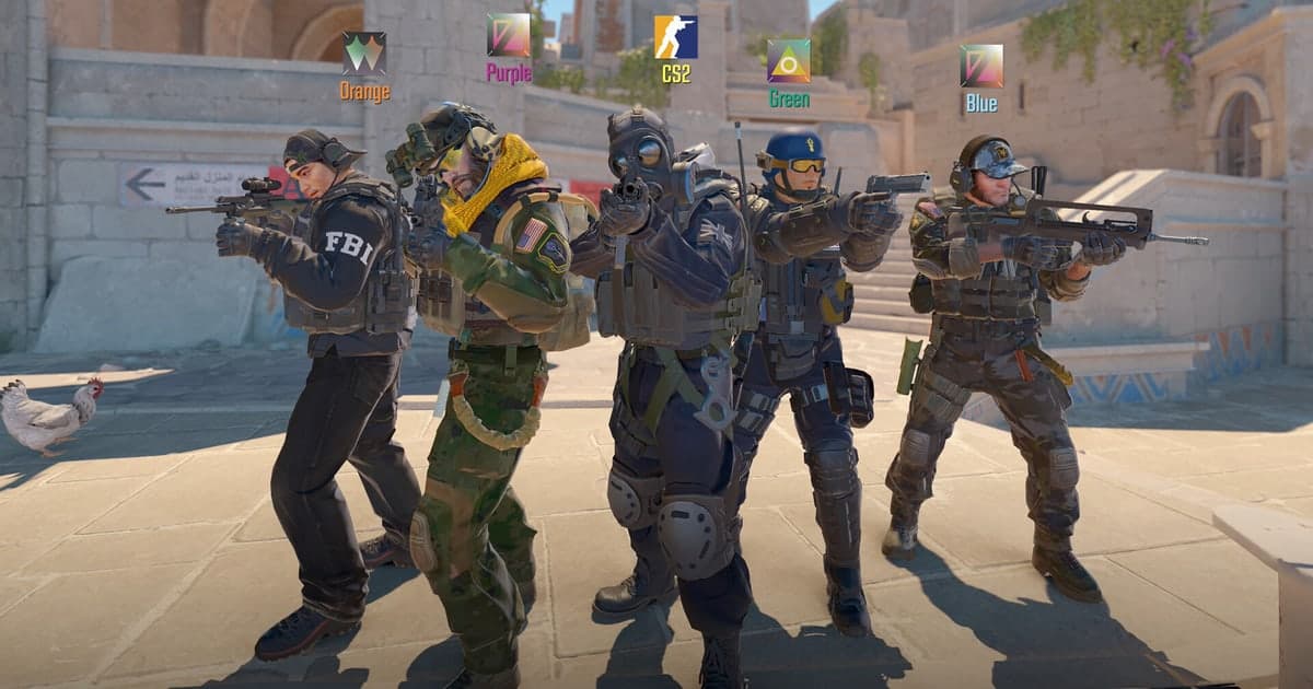 Counter-Strike 2の実際のゲーム画面 — 5人が横一列に並んで銃を構え、頭上にチームカラーの表示が付いている場面