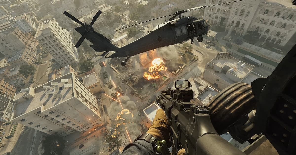デルタフォースの実際のゲーム画面 — 一人称でライフルを構え、ヘリが横切る都市の上空から爆発の起きる市街地を見下ろす場面