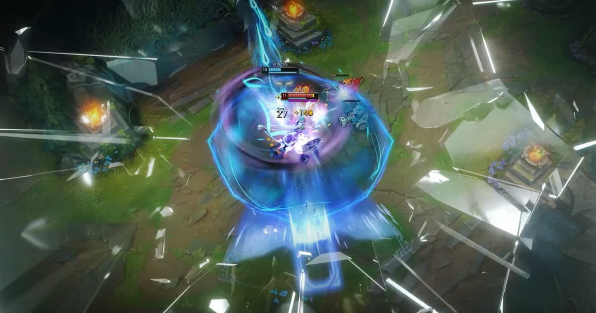 A League of Legends team fight with a shattering-glass effect