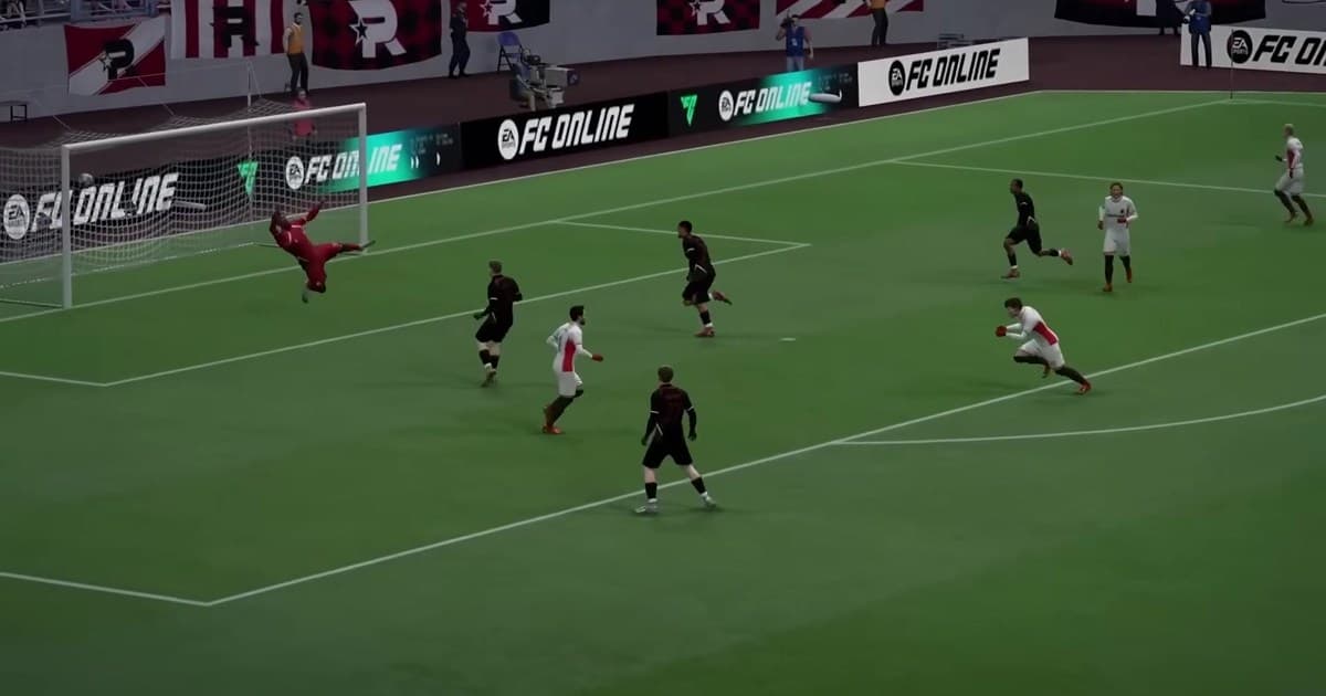 FC Online 比赛中射门飞向球门的画面