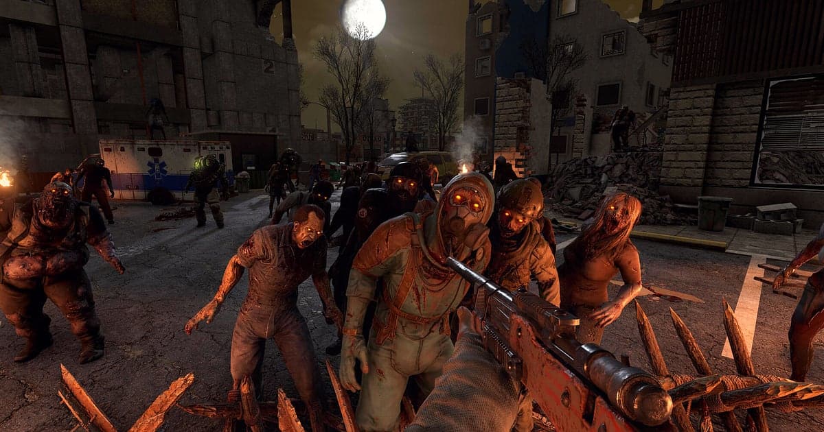 Escena de horda de 7 Days to Die con zombis avanzando por una calle en ruinas bajo la luna llena, con barricadas de estacas de madera y el arma del jugador en primer plano