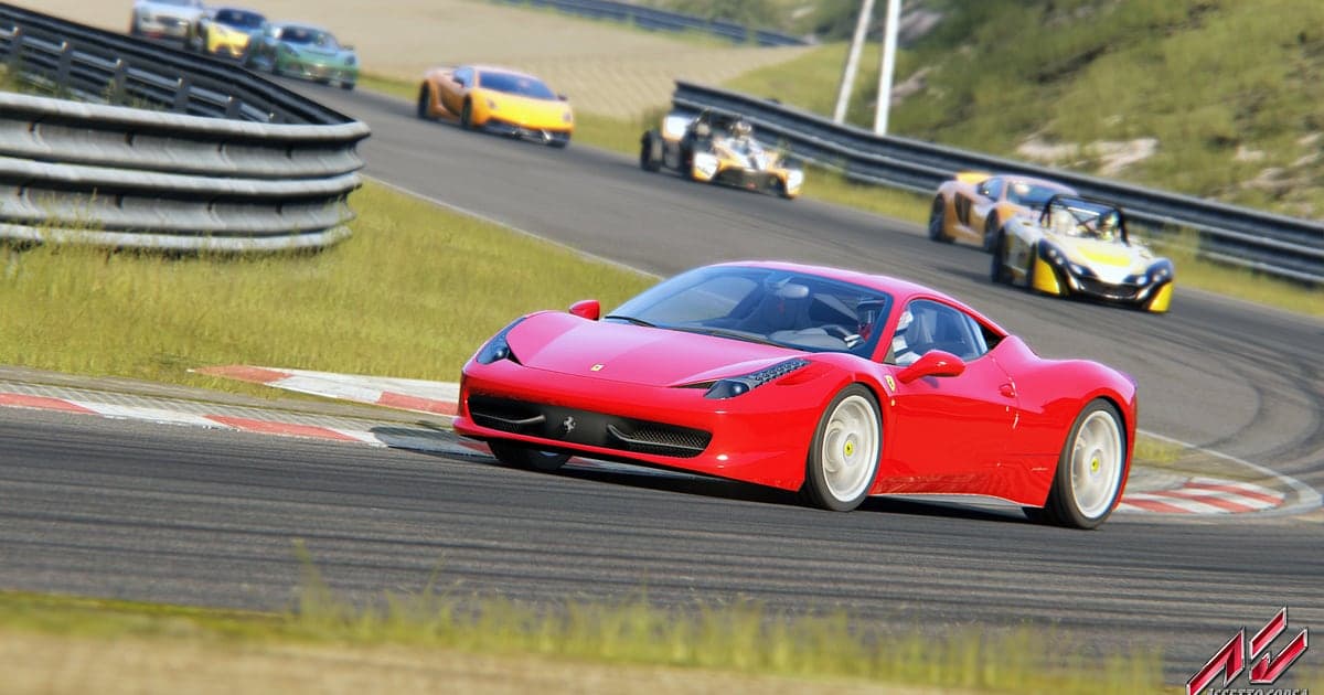 Ein roter Ferrari fährt über den Randstein aus einer Kurve, während eine Reihe Autos an der Leitplanke folgt, in Assetto Corsa