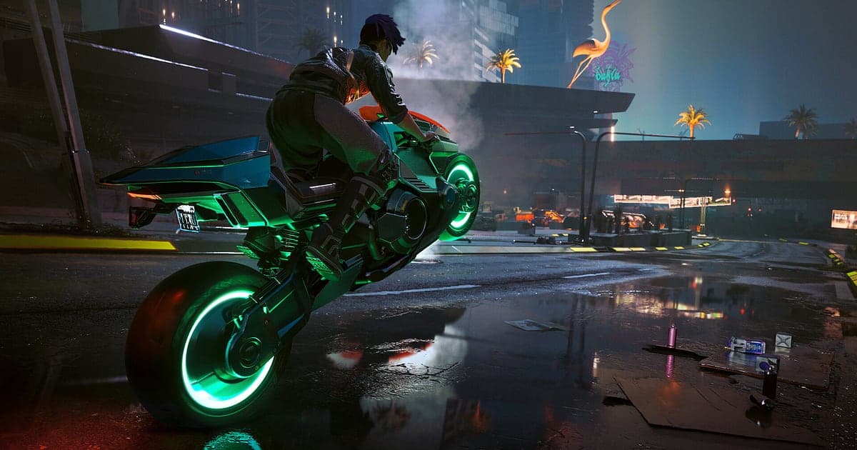 Người lái mô tô bánh xe phát sáng xanh lao trên con phố Night City ướt mưa về đêm trong Cyberpunk 2077
