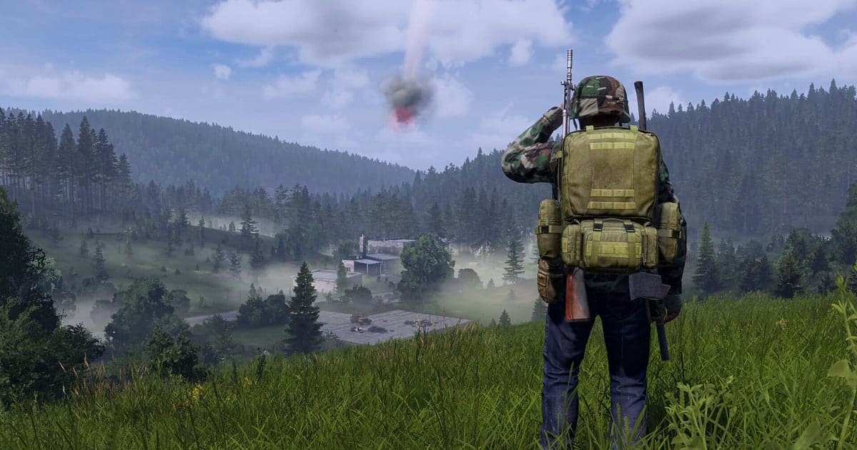 Ein Überlebender in DayZ mit großem Militärrucksack steht auf einem grasbewachsenen Hügel und blickt über ein nebliges Tal mit Wald und Dorf