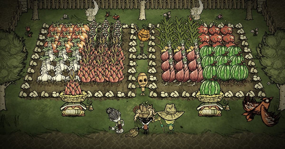Farm in Don't Starve Together mit eingezäunten Beeten voller Karotten, Kürbisse und Wassermelonen in Reihen, unten pflegen zwei Charaktere die Pflanzen