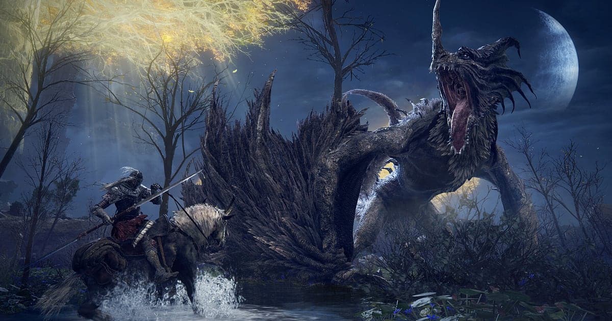 Ein Ritter auf Sturmwind zielt mit einem Speer über mondbeschienenes Wasser, während sich ein riesiger Drache aufbäumt und brüllt, in Elden Ring