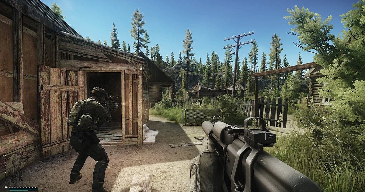 Ego-Perspektive in Escape from Tarkov über das Visier eines Gewehrs, während sich ein PMC der Tür eines Holzgebäudes im Wald nähert