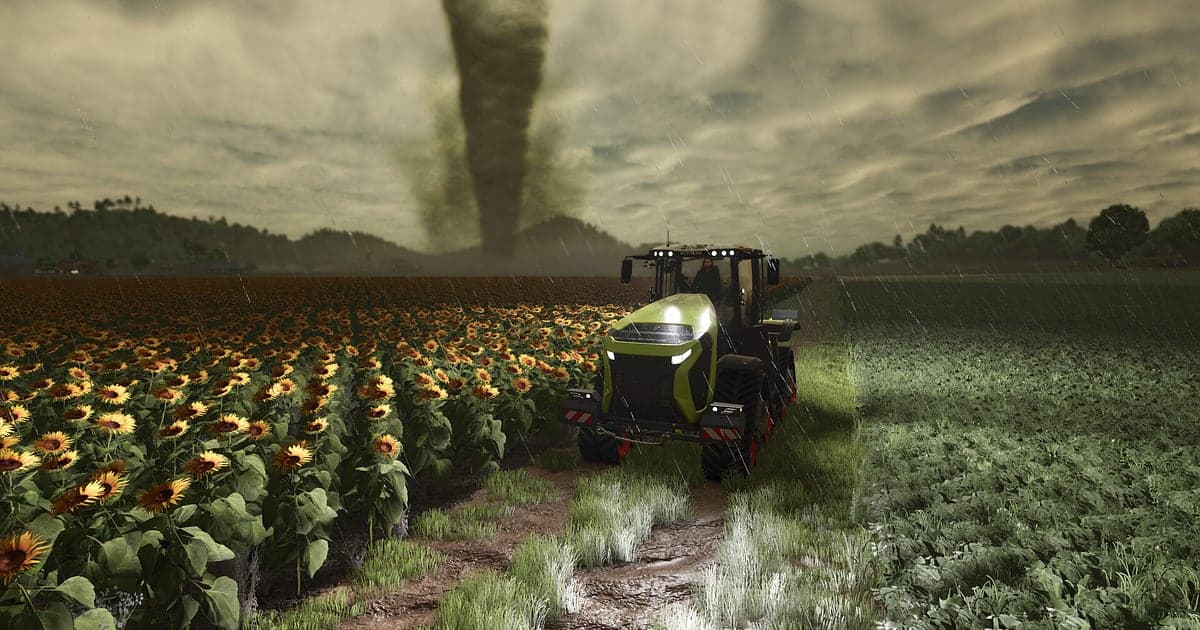 Szene aus Farming Simulator 25, in der ein Traktor ein Anbaugerät durch ein dichtes Sonnenblumenfeld zieht, in der Ferne ein Tornado unter dunklen Wolken