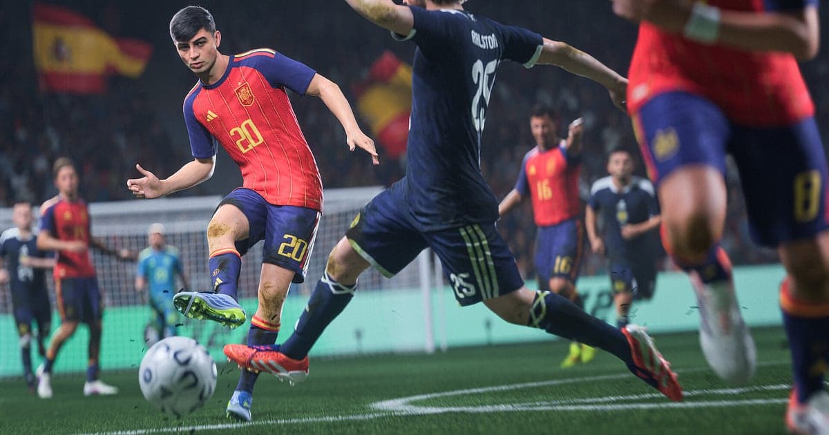 Toma en contrapicado de EA SPORTS FC 27 de un jugador con el uniforme de España a punto de golpear el balón frente a un defensa