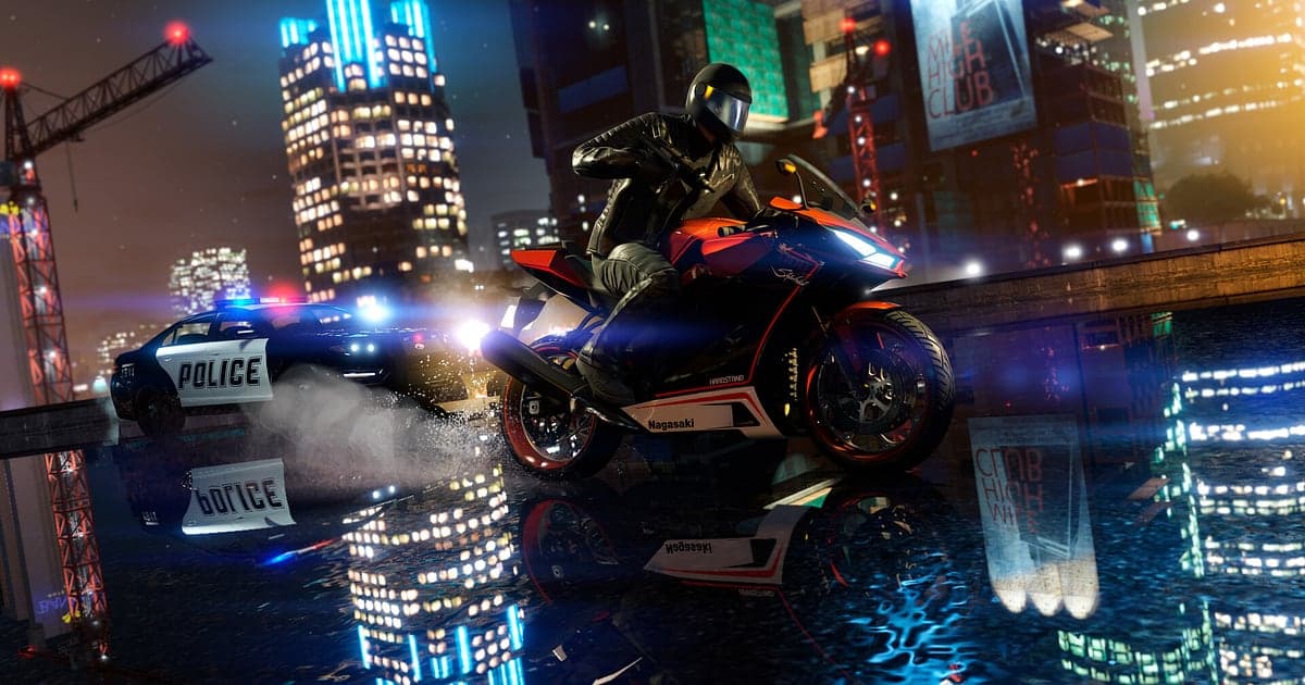 Ein Streifenwagen verfolgt in GTA V nachts ein Sportmotorrad durch eine nasse, neonbeleuchtete Straße in Los Santos