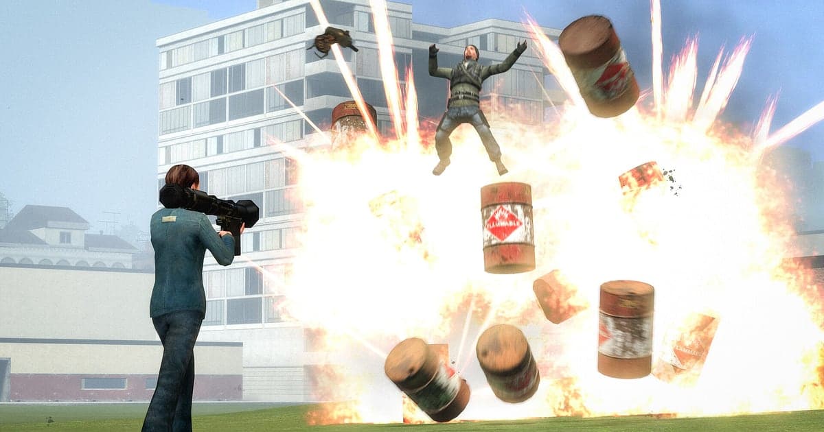 Una pila de barriles explota frente a un jugador con un lanzacohetes mientras un ragdoll sale volando en el modo Sandbox de Garry's Mod