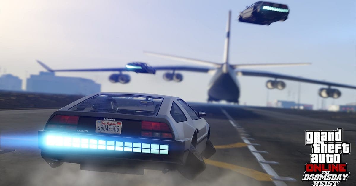 Screenshot aus dem GTA Online Doomsday Heist: ein Deluxo schlittert über eine Landebahn, zwei weitere Deluxos fliegen darüber, dahinter ein großes Frachtflugzeug