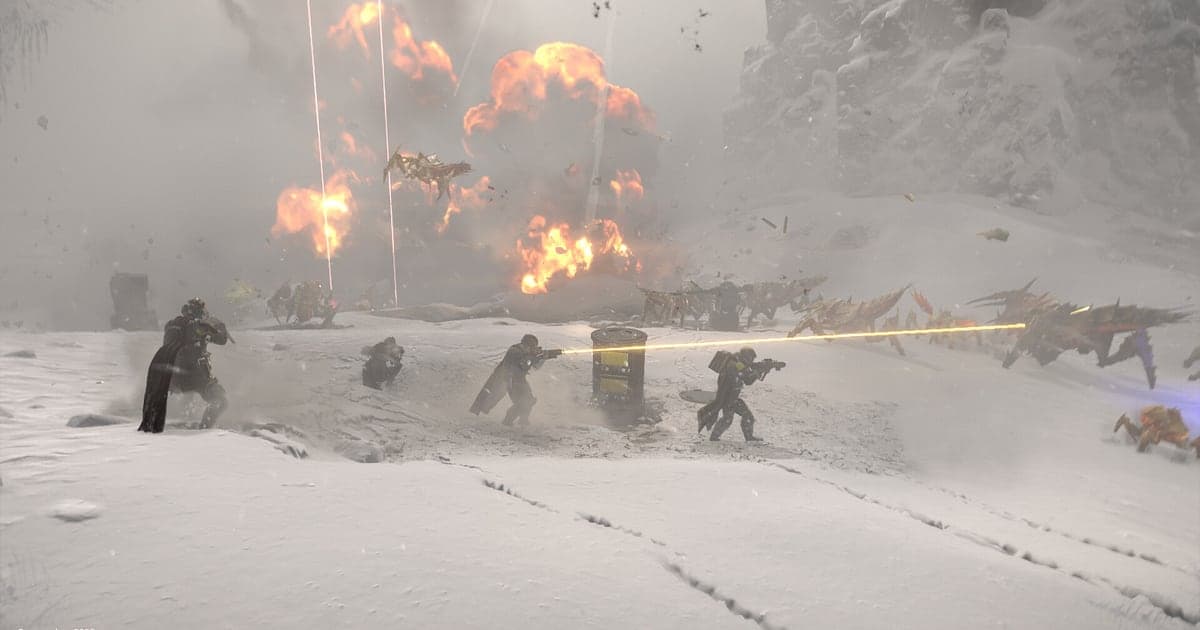 Ein Squad Helldivers feuert über eine verschneite Ebene auf eine heranstürmende Horde, während hinter ihnen Explosionen von Luftschlägen aufblitzen, in HELLDIVERS 2