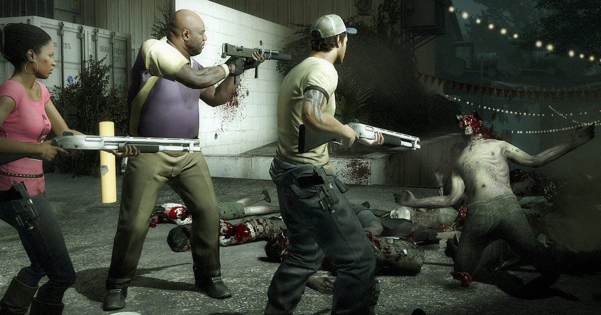 Gasse in Left 4 Dead 2 voller toter Zombies, in der drei Überlebende mit Schrotflinten und einer Maschinenpistole auf einen blutverschmierten Infizierten zielen, der auf sie zuspringt