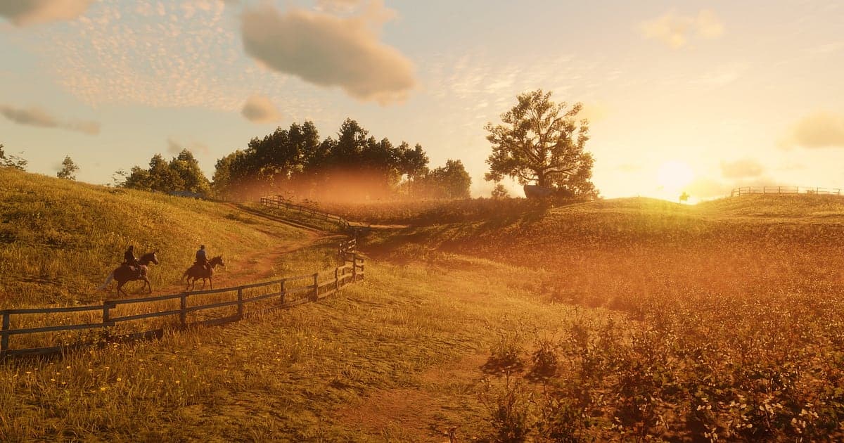 Dos jinetes galopan junto a una cerca de madera a través de la pradera dorada bajo la luz cálida de un atardecer en Red Dead Redemption 2