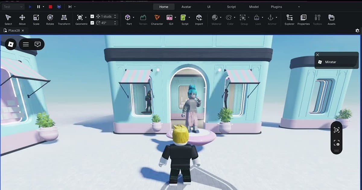 Roblox Studio saat playtest: toolbar di atas dan, di viewport di bawahnya, avatar berambut pirang berdiri di depan toko berwarna pastel (YouTube resmi Roblox Documentation)