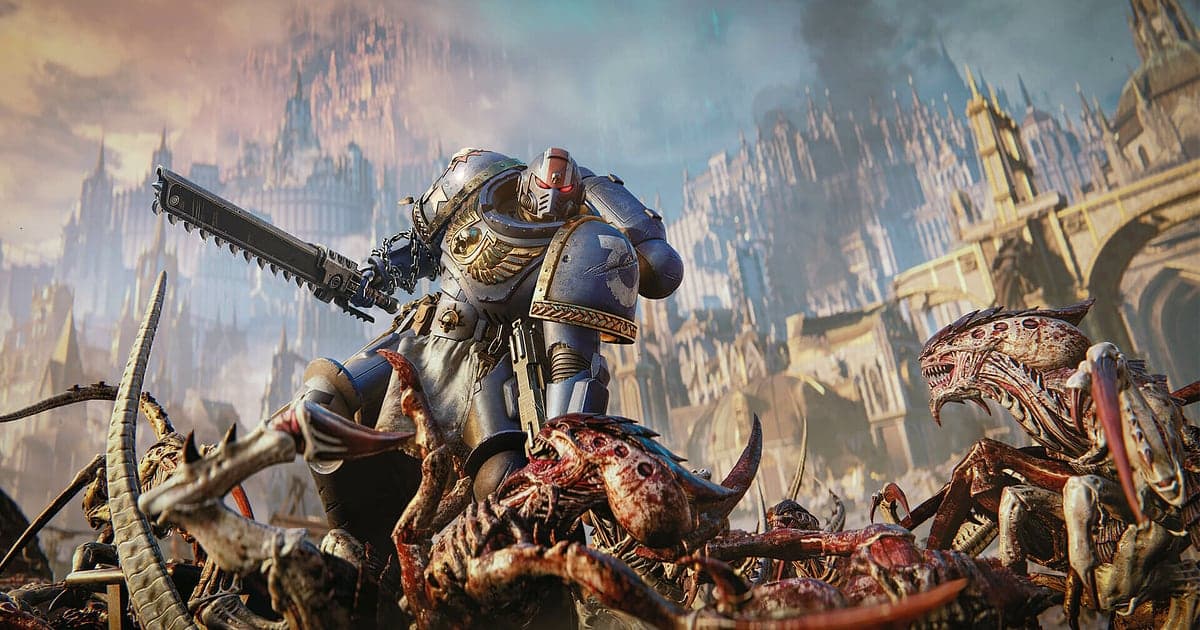 Un Ultramarine con una espada sierra pelea sobre un montón de Tiránidos con las agujas góticas de una ciudad detrás de él en Space Marine 2