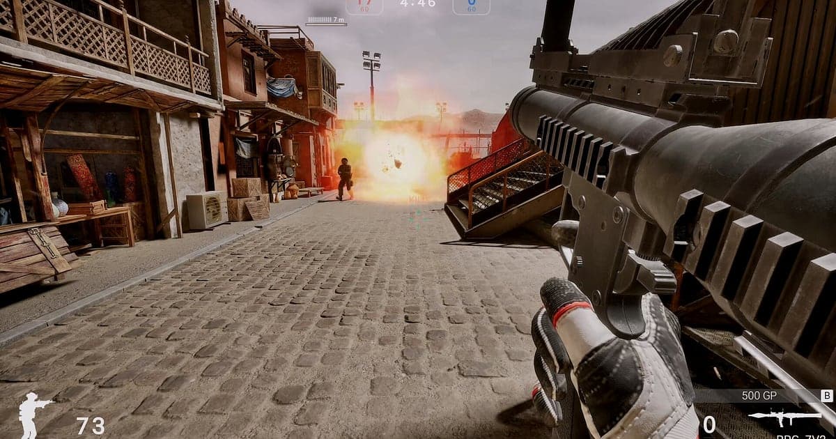 Ego-Perspektive in Special Force Remastered: Ein Soldat mit RPG blickt eine gepflasterte Gasse mit Holzhäusern auf beiden Seiten entlang auf eine Explosion