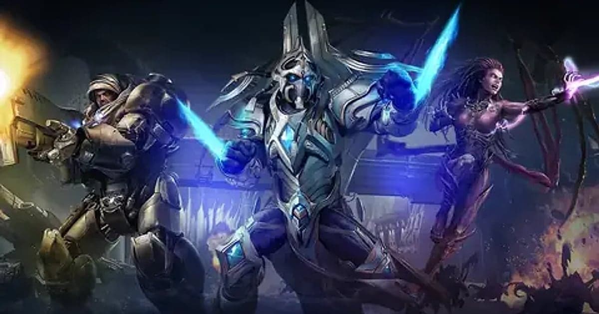Offizielles Artwork zu StarCraft II: In der Mitte ein Protoss-Krieger mit leuchtend blauen Psiklingen, links ein Terraner-Soldat in Kampfanzug und rechts eine geflügelte Zerg-Königin im Sprung
