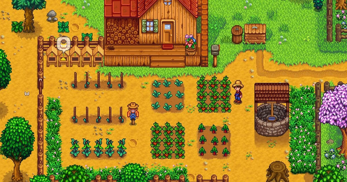 Hof in Stardew Valley mit einem Farmer mit Strohhut neben Reihen von Feldfrüchten vor einem Bauernhaus mit rotem Dach, mit Steinbrunnen, Vogelscheuche und Bienenstöcken