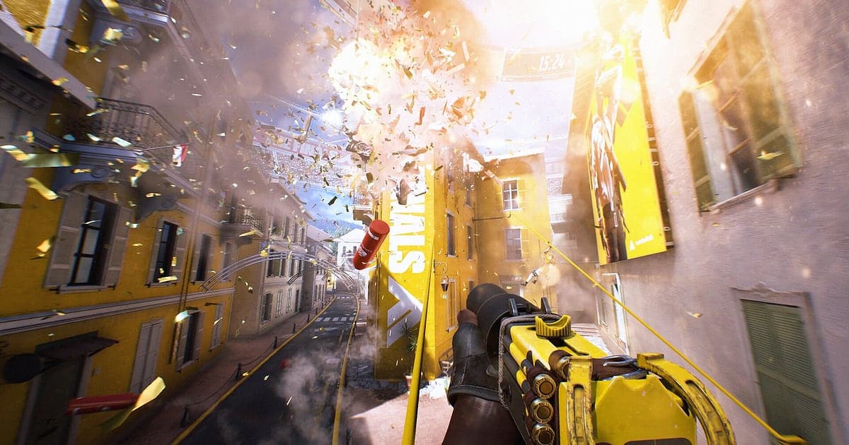 Kampf in THE FINALS in einer Straße mit gelben Gebäuden: Eine Explosion lässt Trümmer und Konfetti fliegen, in der Ego-Perspektive eine gelbe Waffe und ein Greifhakenseil