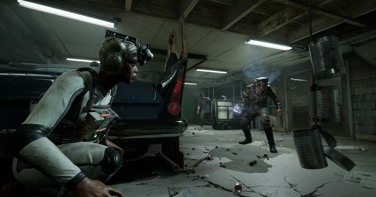 Szene aus The Outlast Trials in einer neonbeleuchteten Tiefgarage, in der ein Reagent mit Kopfgestell hinter einem Auto kauert, während sich ein Verfolger mit Schlagstock zwischen hängenden Blechdosen nähert