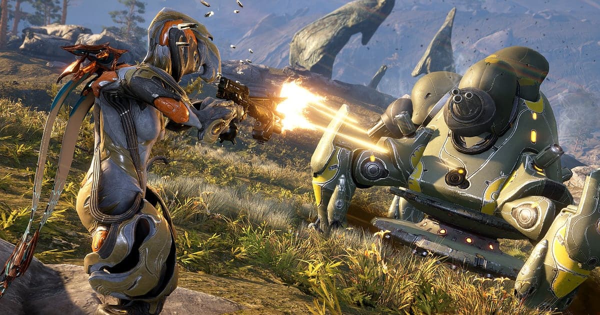 Um Warframe dispara um fuzil contra um enorme inimigo mecânico verde numa encosta gramada no Warframe