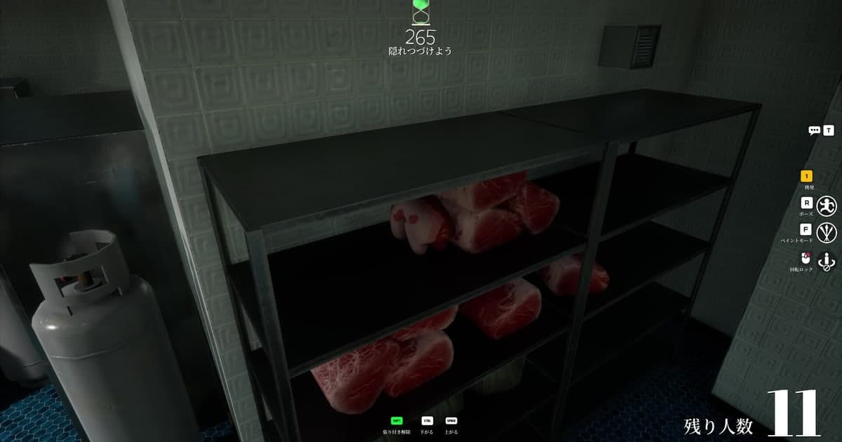 Offizieller Steam-Screenshot von MECCHA CHAMELEON: In einer dunklen, gefliesten Küche versteckt sich ein pink bemalter Spieler zwischen roten Fleischstücken auf einem Metallregal