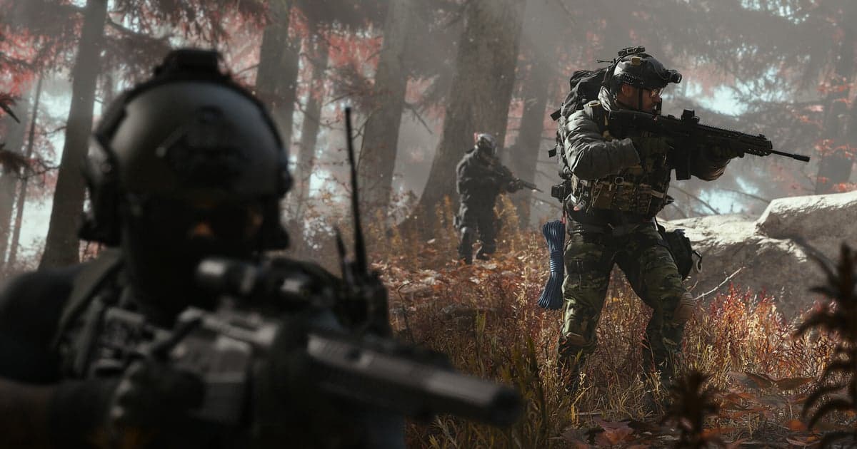 Offizieller Screenshot von Call of Duty: Modern Warfare 4: ein Operator rückt mit erhobenem Gewehr durch einen nebligen, rot gefärbten Herbstwald vor, hinter ihm eine weitere Gestalt im Nebel und im Vordergrund ein unscharfer Teamkamerad