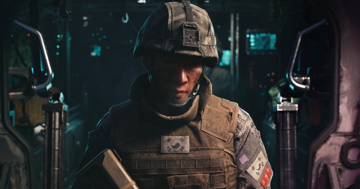 Offizieller Screenshot aus Call of Duty: Modern Warfare 4: ein Soldat mit südkoreanischem Flaggenabzeichen blickt in einem dunklen Truppenabteil nach unten, nur von türkisfarbenen Instrumentenlichtern beleuchtet