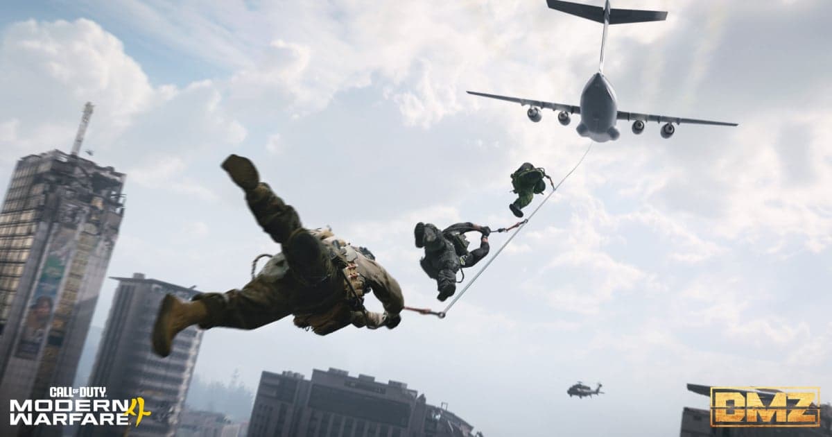 Offizielles DMZ-Bild aus Call of Duty: Modern Warfare 4: drei Operator springen aus einem Frachtflugzeug und fallen über eine Stadtsilhouette, darunter ein Hubschrauber, unten in den Ecken die Logos von Modern Warfare 4 und DMZ