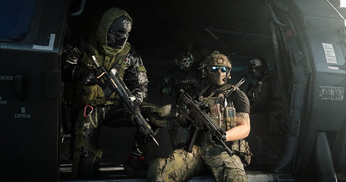 Offizieller Screenshot aus Call of Duty: Modern Warfare 4: Operator warten in einem Hubschrauber mit offener Seitentür auf den Einsatz, einer von ihnen trägt eine Totenkopfmaske