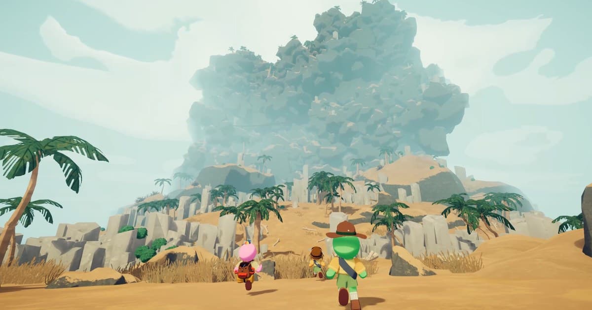 PEAKの公式Steamスクリーンショット:ヤシの木と岩が点在する砂地を抜けて、島の中央にそびえる巨大な岩山へ走っていく3人のスカウトの後ろ姿