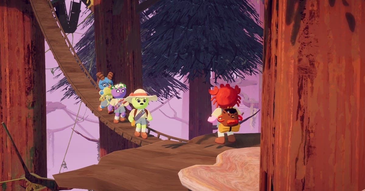 PEAKの公式Steamスクリーンショット:巨大な赤い木の幹が並ぶ森で吊り橋を一列に渡る3人のスカウトと、向かいの切り株の上で赤いカニを頭に乗せて立つもう一人のスカウト