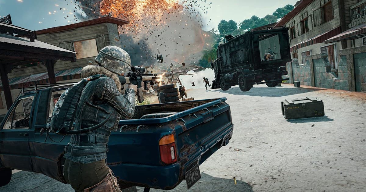 市街地の通りで車を遮蔽物にして戦うPUBGプレイヤー