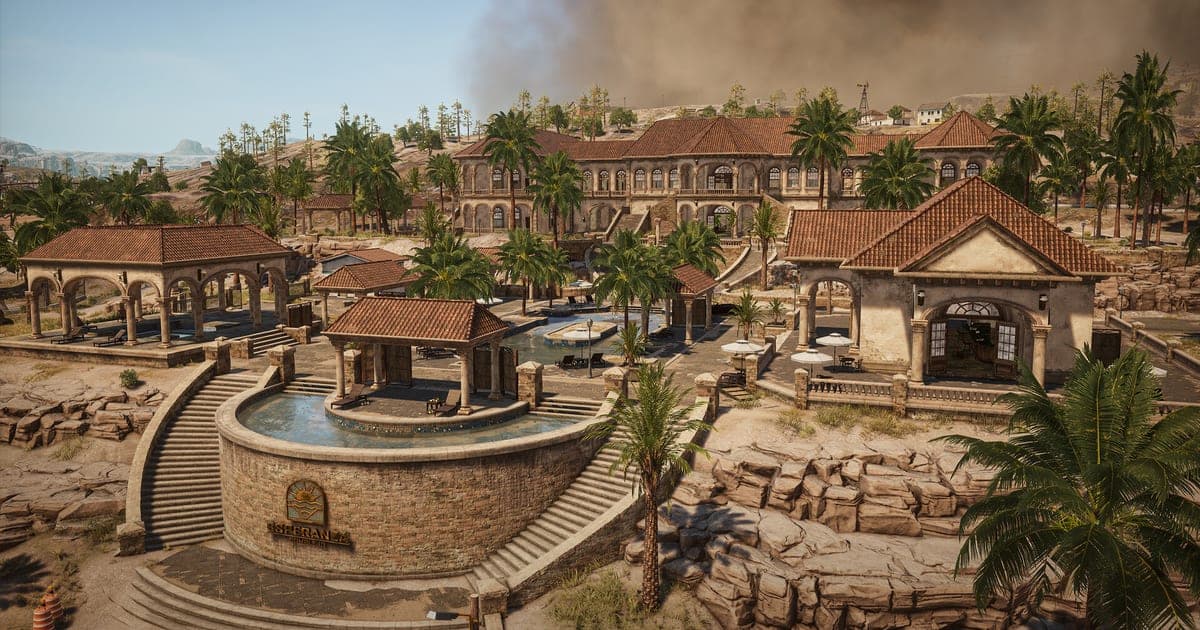PUBG: BATTLEGROUNDSの実際のゲーム画面 — ヤシの木と瓦屋根の建物、噴水のある中庭を見下ろす地中海風の村の地形