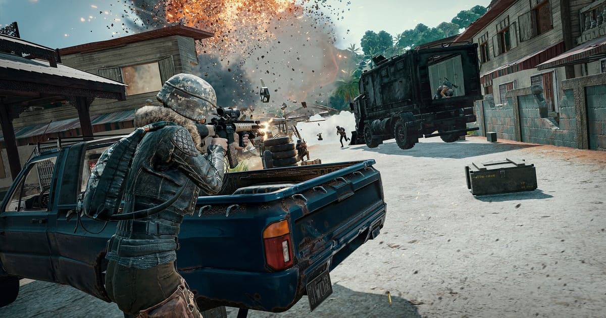PUBGの実際のゲーム画面 — トラックの荷台越しにライフルを構える市街戦