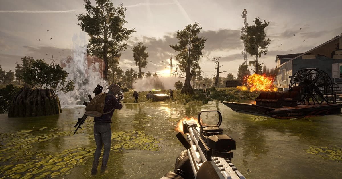Cảnh chơi thật của PUBG — đứng trong ngôi làng ngập nước lúc hoàng hôn, súng trường trên tay và một chiếc xuồng đang cháy phía xa
