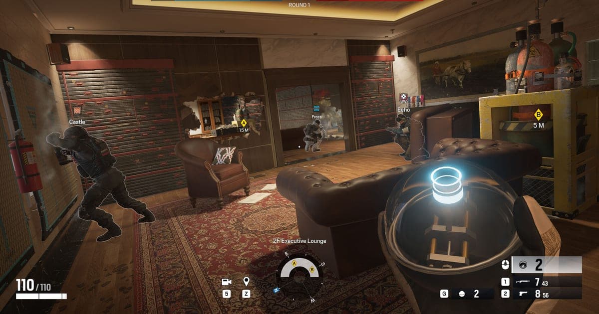 レインボーシックス シージの実際のゲーム画面 — 体力110と装備のHUDが表示された一人称視点で、豪華な室内の壁沿いを進むオペレーターを見る場面