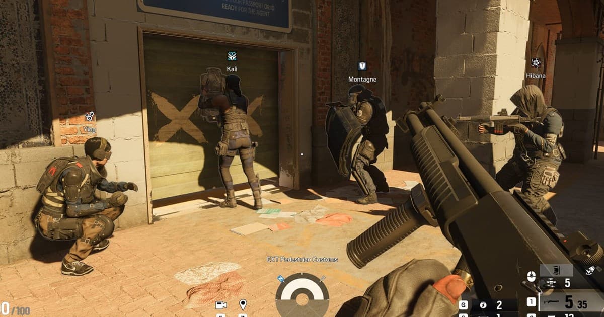 팀원들과 함께 방을 진입하는 Rainbow Six Siege 1인칭 플레이 화면