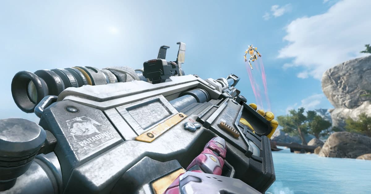 Apex Legendsの実際のゲーム画面 — 一人称でスナイパーライフルを構え、海岸の崖の上空にいる敵レジェンドを狙う場面