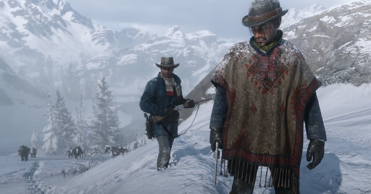 Forajidos caminando entre nieve profunda en la montaña, captura oficial de Red Dead Redemption 2